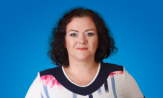 Eliza Wyrwich radi u odeljenju za knjigovodstvo, računovodstvo i naplatu potraživanja u firmi Mega Pol Trans u Pili i u slučaju